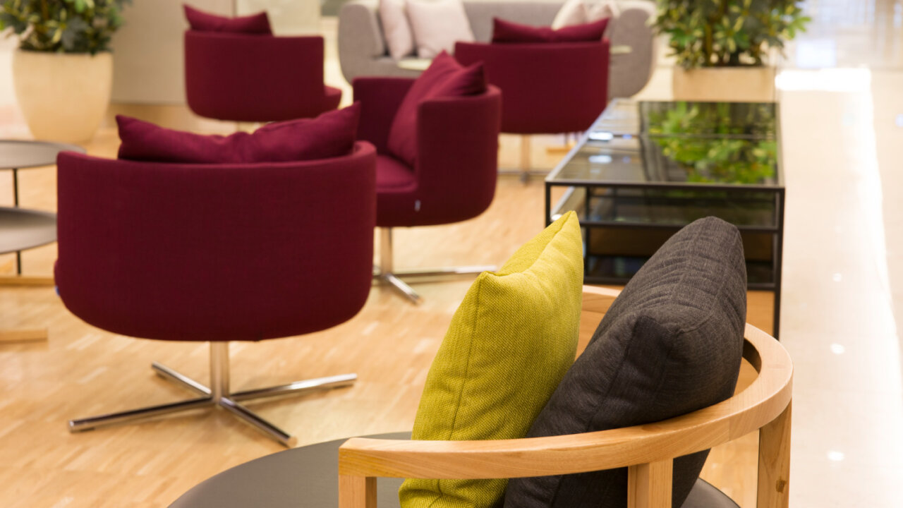 座り心地とスタイルを共に:椅子とクッションの完璧な組み合わせ