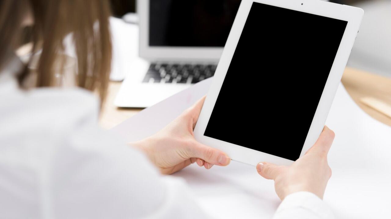 タブレットが充電できない？考えられる原因や対処法を解説