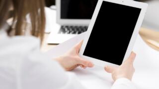 タブレットが充電できない？考えられる原因や対処法を解説